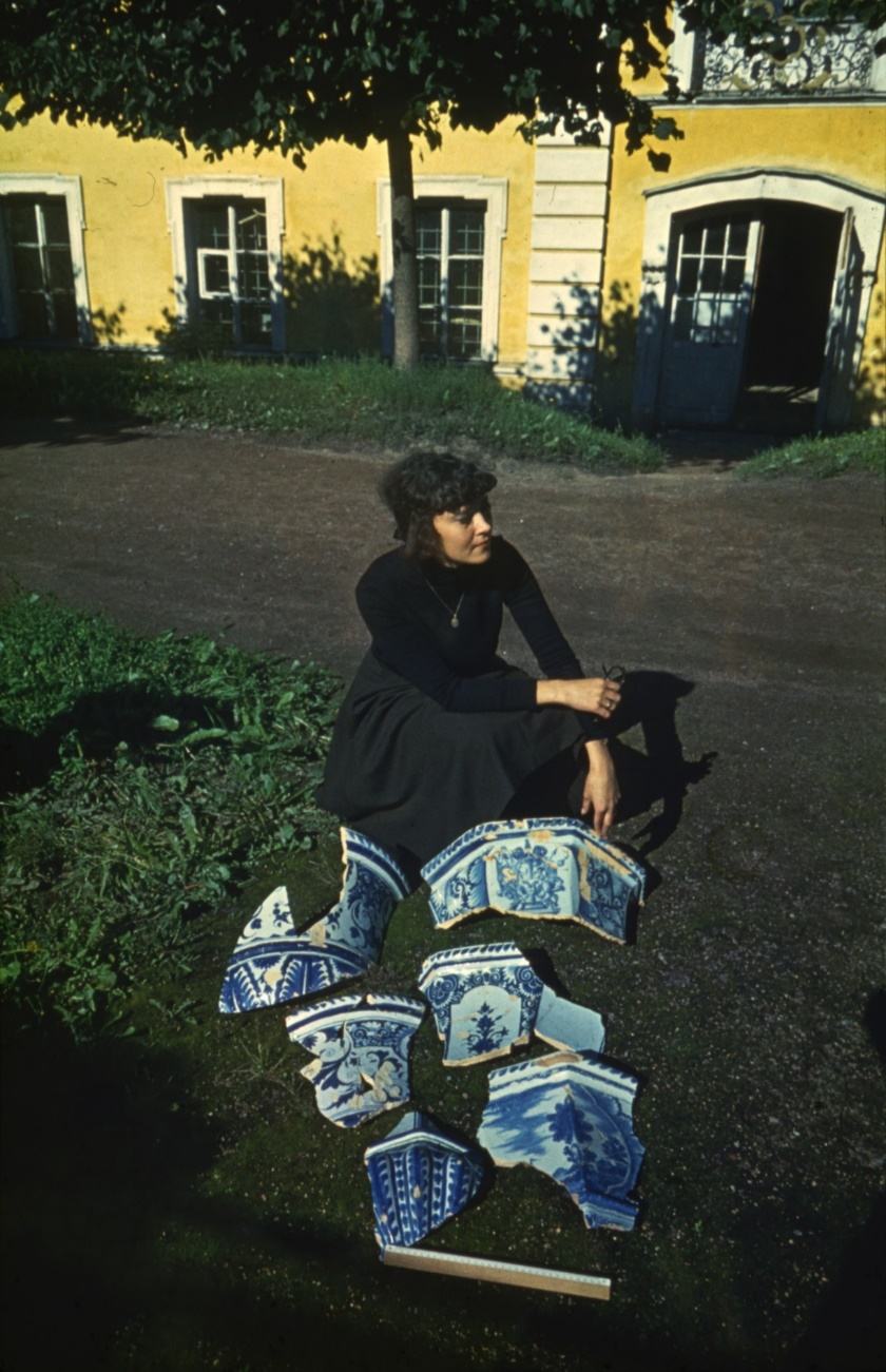 Илл. 7. Фрагменты садовых ваз из раскопок Летнего сада. 1978 г.