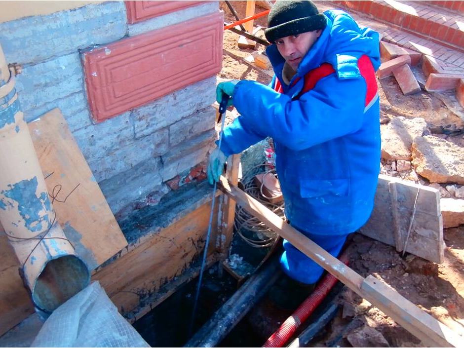 Илл.14, 15. При устройстве глиняного замка обнаружена первая каменная набережная Петербурга.